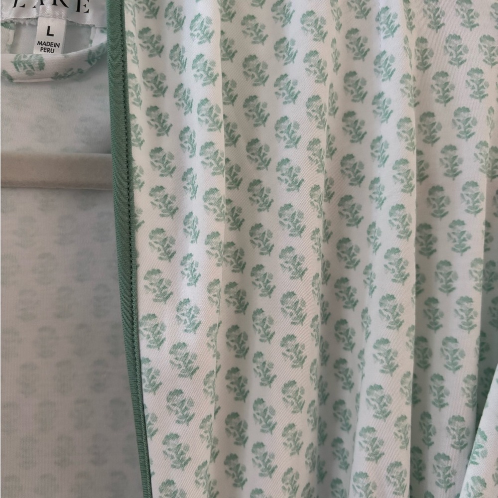 LAKE Elegant White and Green Women's Robe: Large - Picture 4 of 4